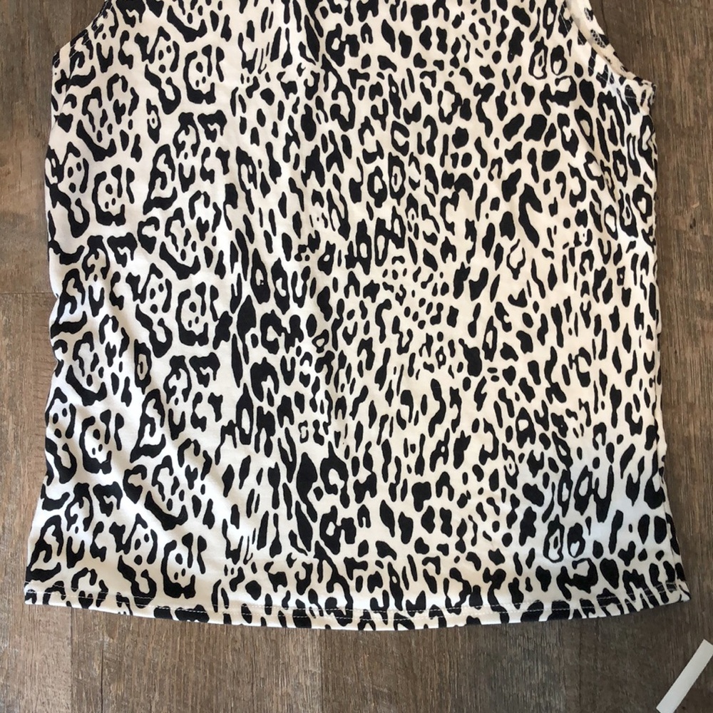 Medium snow cheetah top - Picture 2 of 2